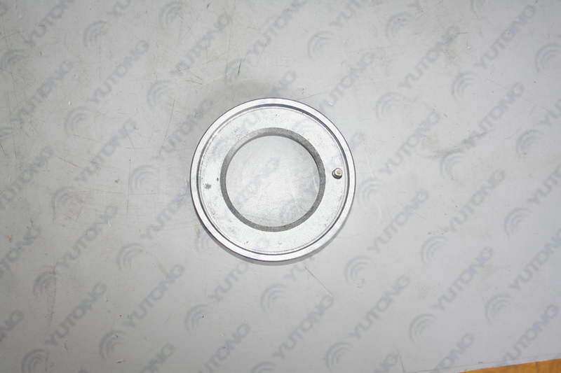 Front oil seal seat assembly