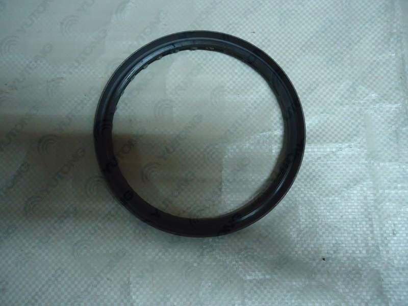 Сальник ступицы; внутренний диаметр 126 .8; внешний диаметр 150 ; толщина 10