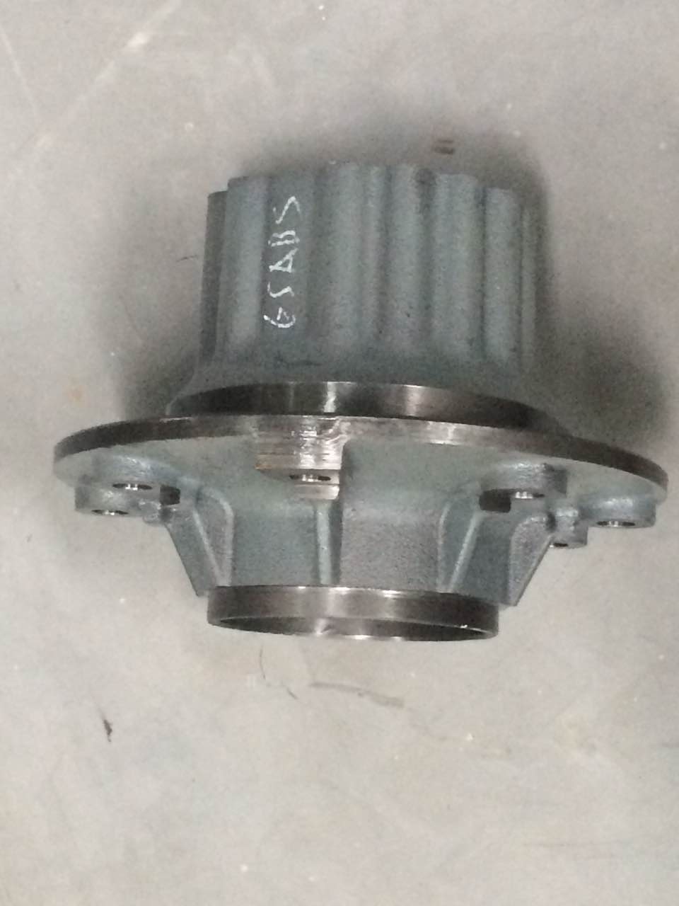 Rear wheel hub