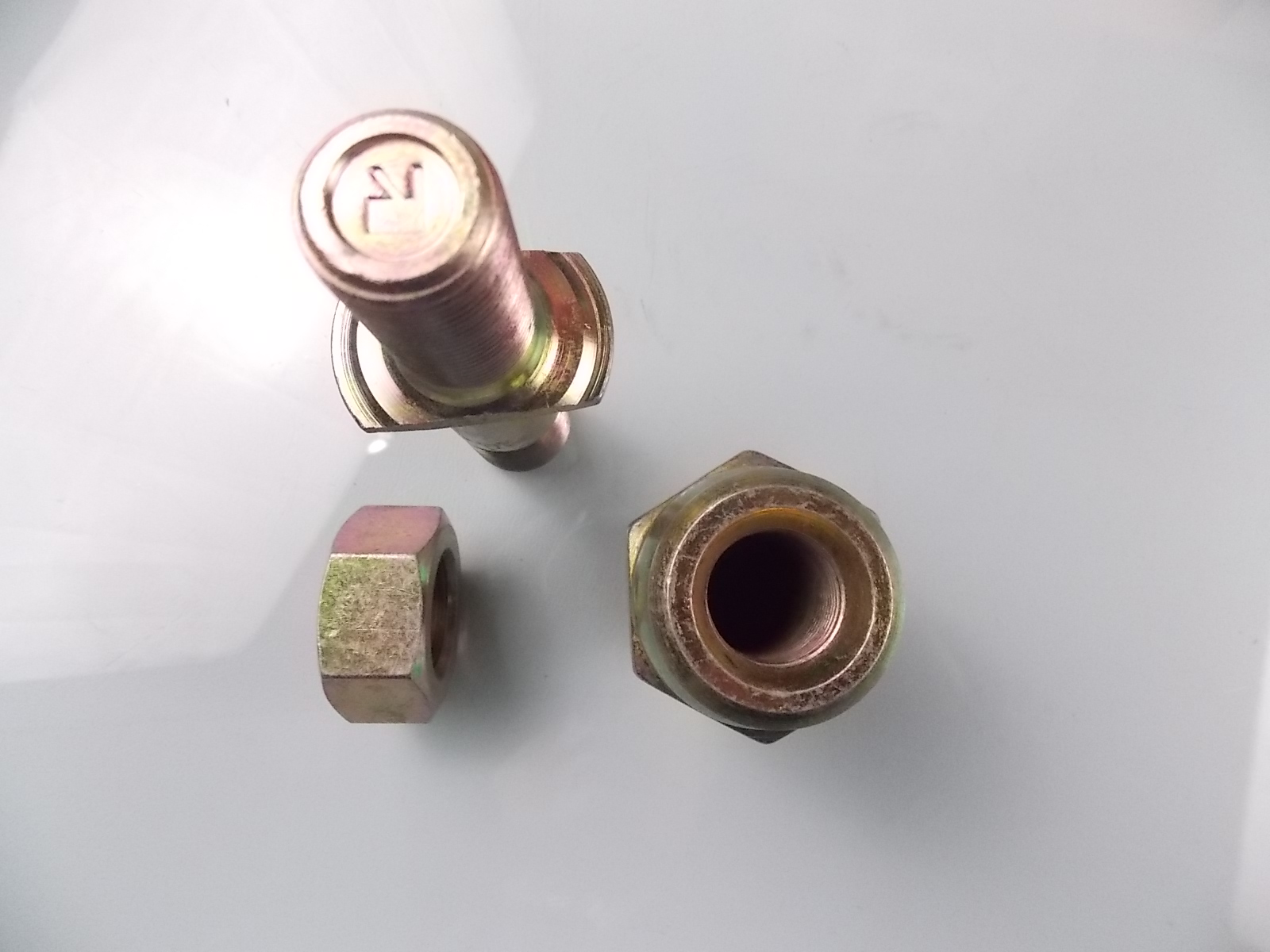 Гайка болта крепления правого заднего колеса-1