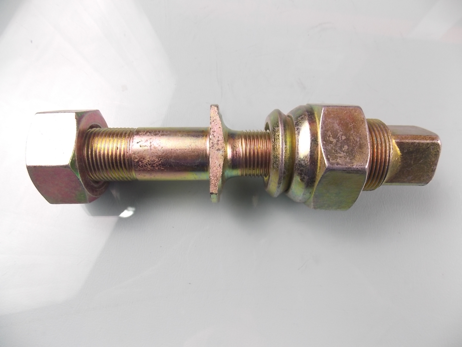 Гайка болта крепления правого заднего колеса-2