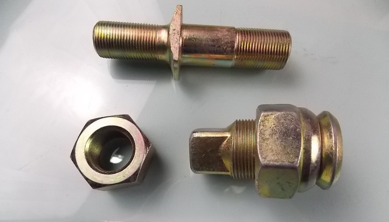 Гайка болта крепления правого заднего колеса-3