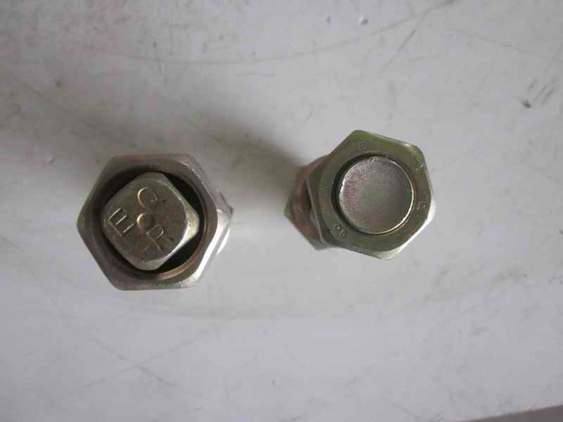 Rear wheel bolt nut-right-1