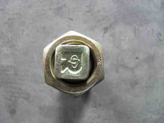 Гайка болта крепления заднего колеса Правая; удалить то же самое, что и 3104-00081-1