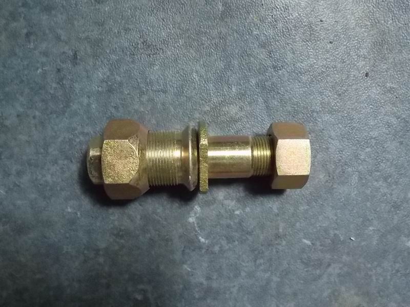 Гайка болта крепления заднего колеса правая