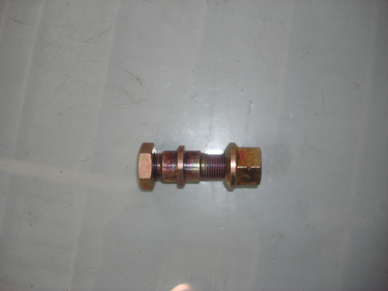 Гайка болта крепления заднего колеса левая