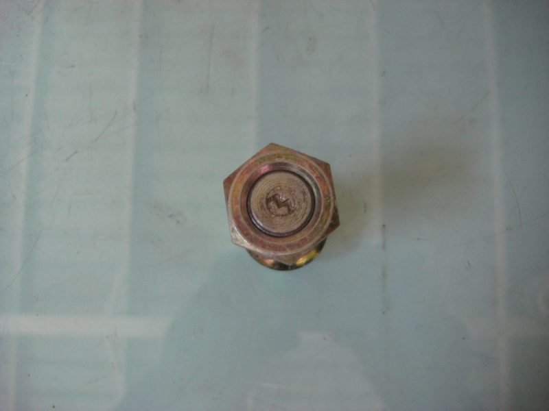 Гайка болта крепления заднего колеса левая-2