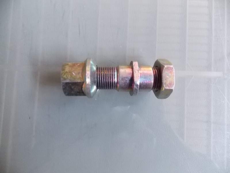 Rear wheel bolt nut-right