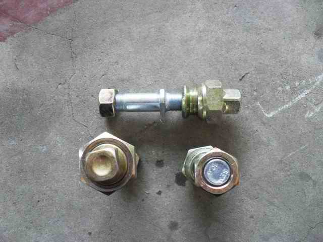 Колесные болты и гайки в сборе — слева; потреблять инвентарь