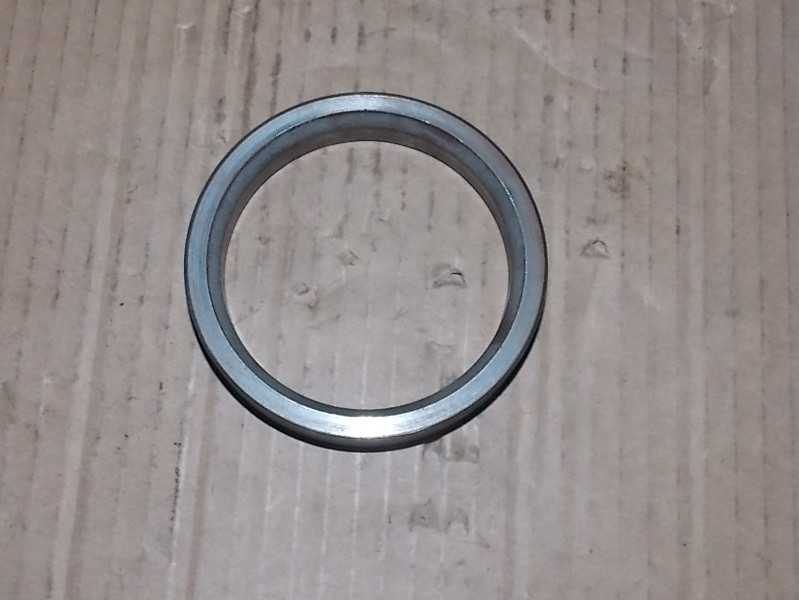 Rear hub outer oil seal seat