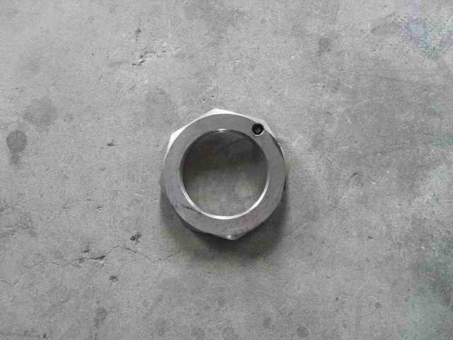 Регулировочная гайка ступицы; установлен на внутренней стороне трубы вала