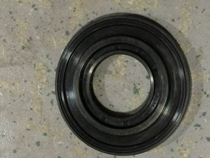 Наружный сальник ступицы заднего колеса-1