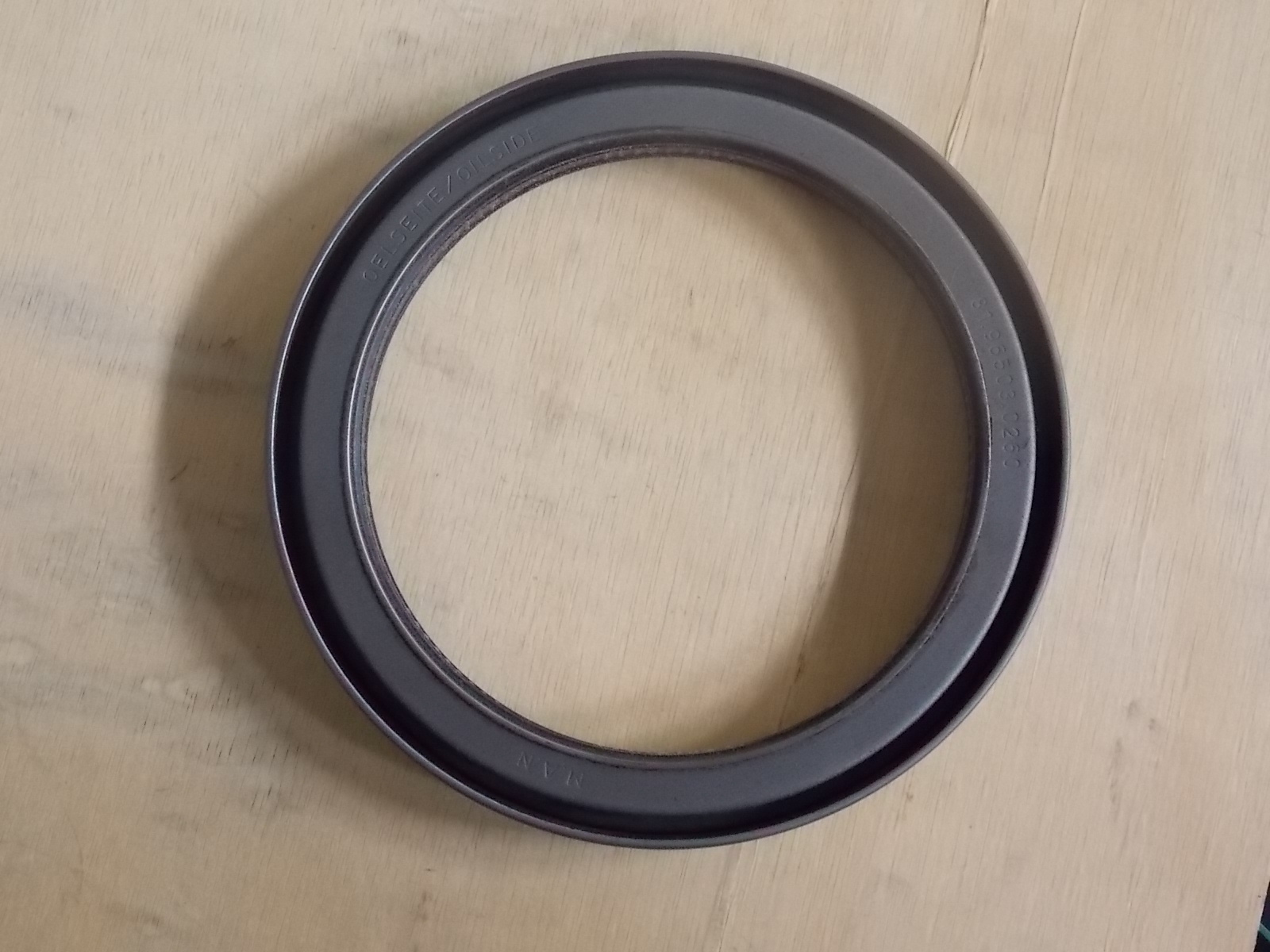 D Disc rear axle oil seal-2