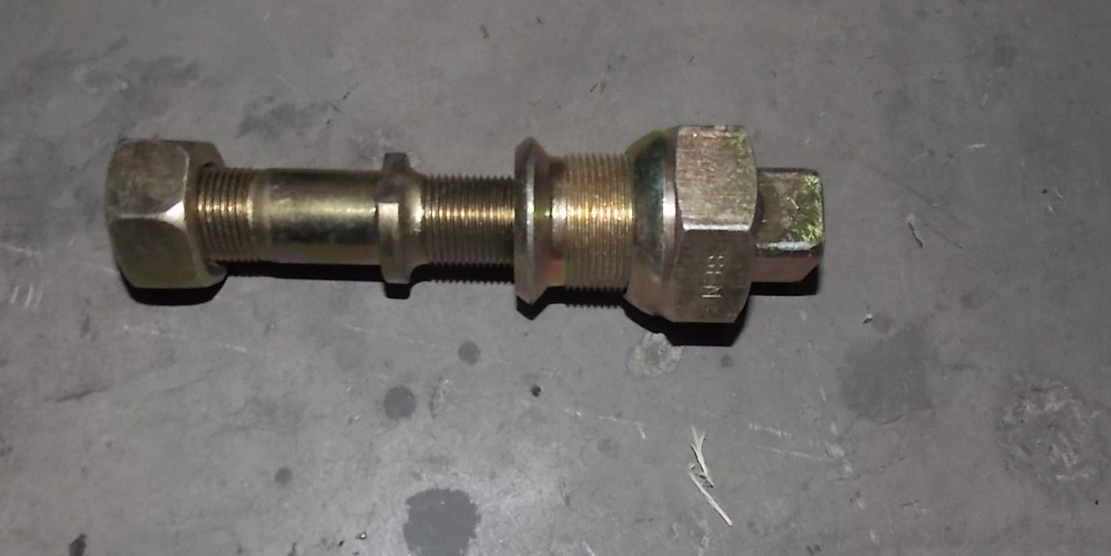 Гайка болта крепления правого заднего колеса