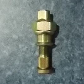 Болт и гайка левого колеса в сборе; содержит 3 шт.