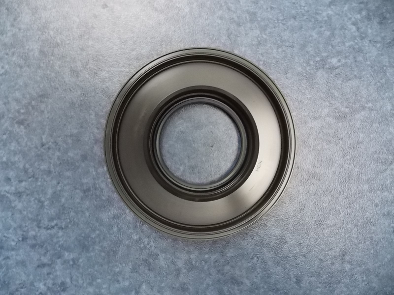 Rear wheel external oil seal