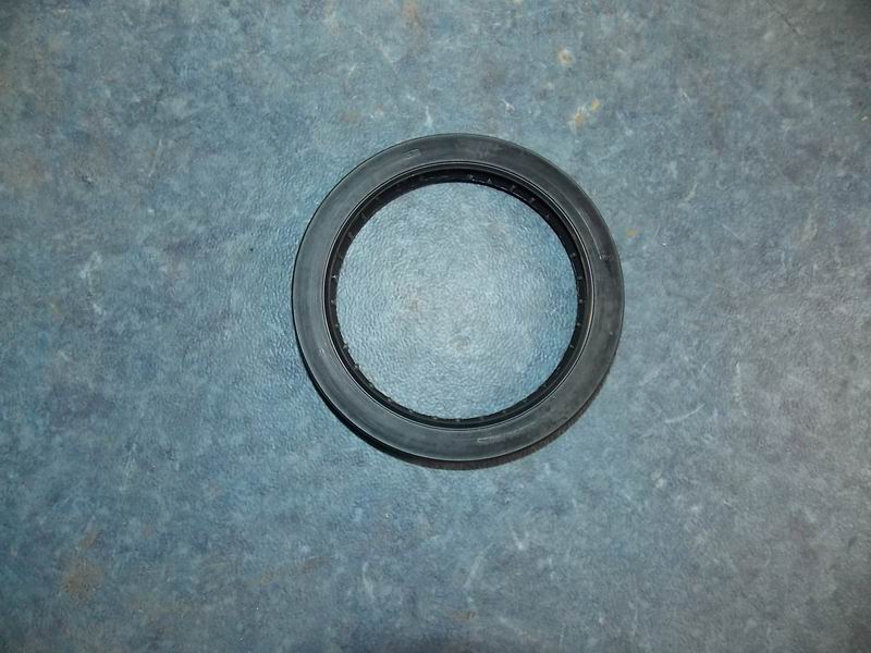 Внешний сальник ступицы колеса; удалил так же, как и 3502-01218
