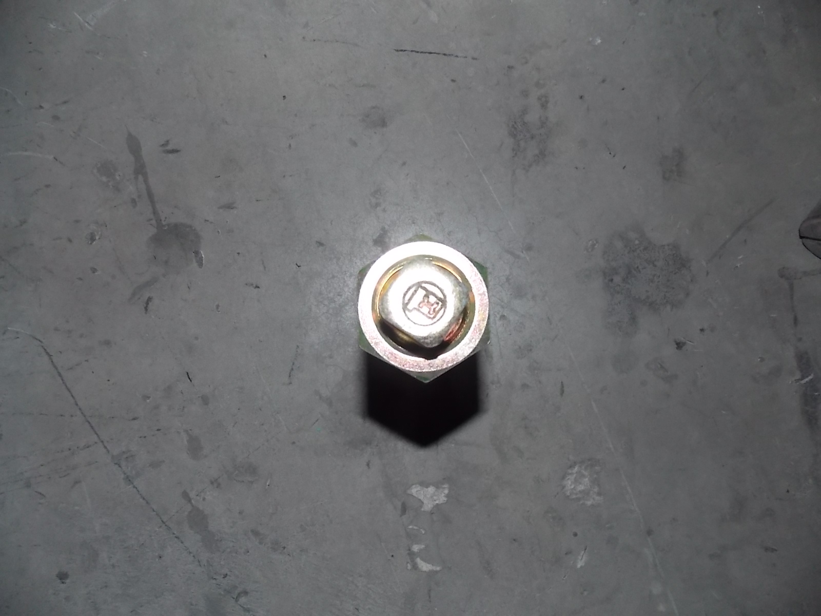 左车轮螺栓螺母-2