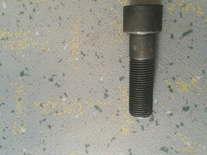 Соединительные болты к ступице колеса и тормозному диску