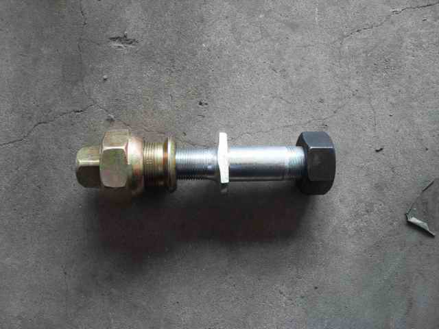 Колесные болты и гайки в сборе — слева; потреблять инвентарь-1