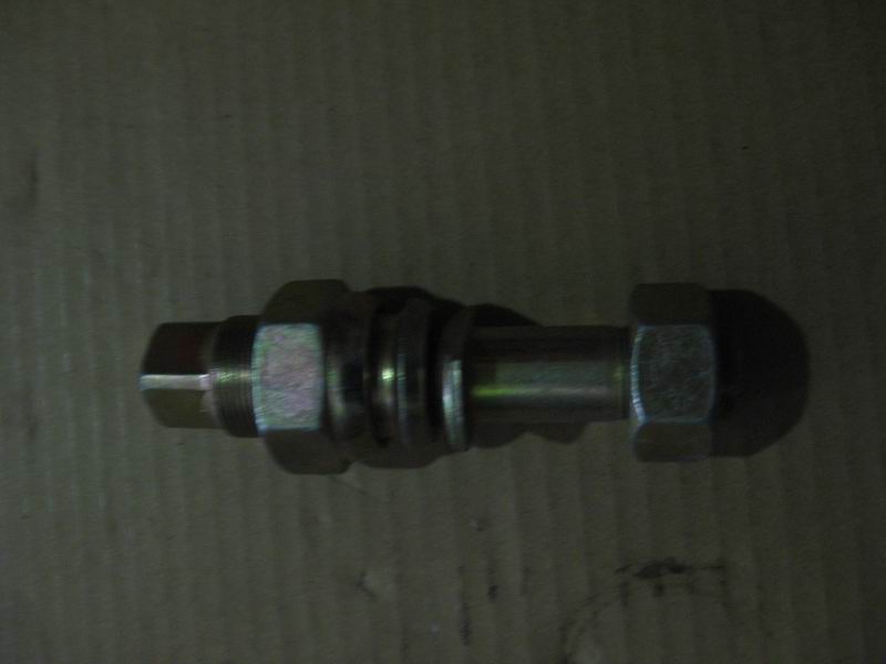 Болт заднего колеса с гайками-правый