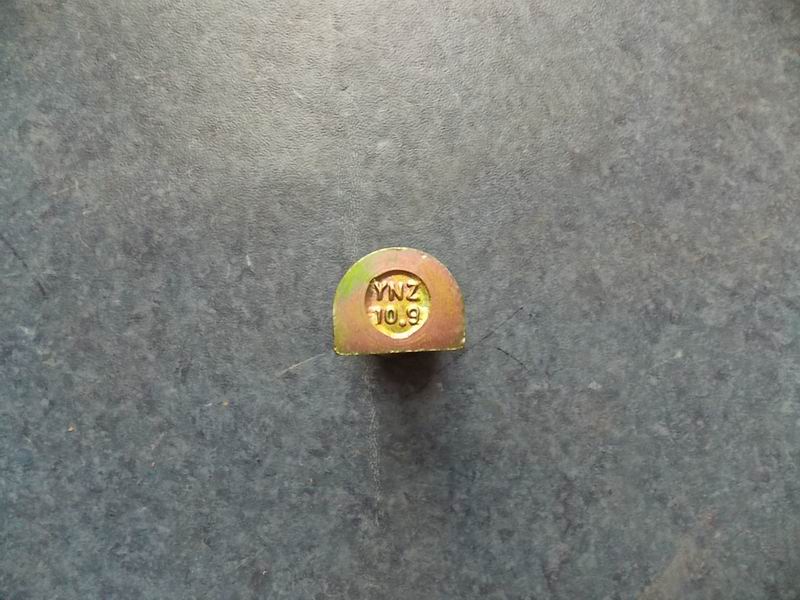 Болты крепления колес с гайками-1