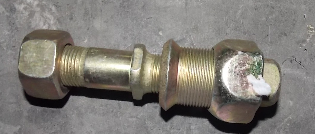 Колесные болты и гайки в сборе — слева; содержит 2 шт.; потреблять инвентарь