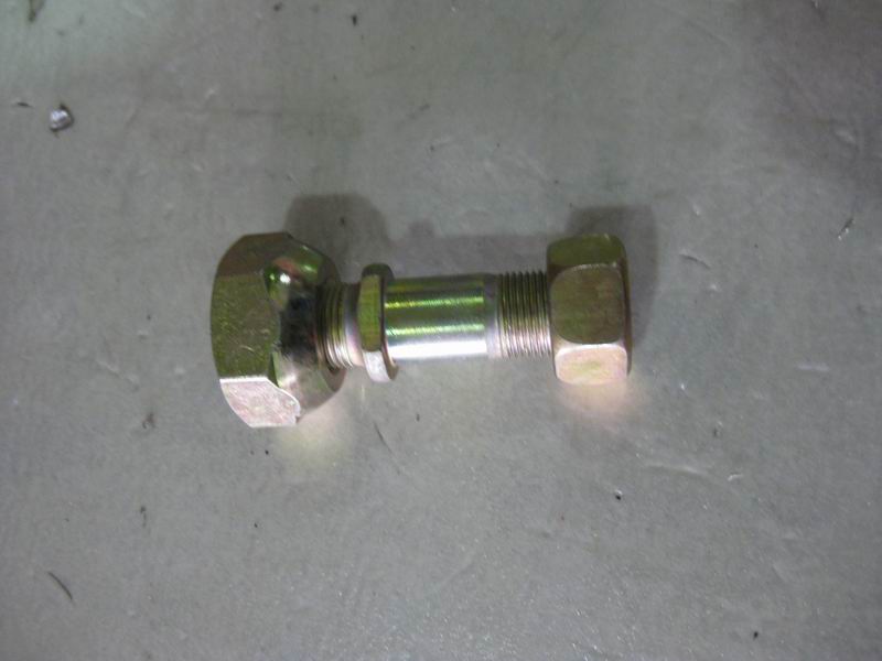 Колесные болты и гайки в сборе — слева; потреблять инвентарь