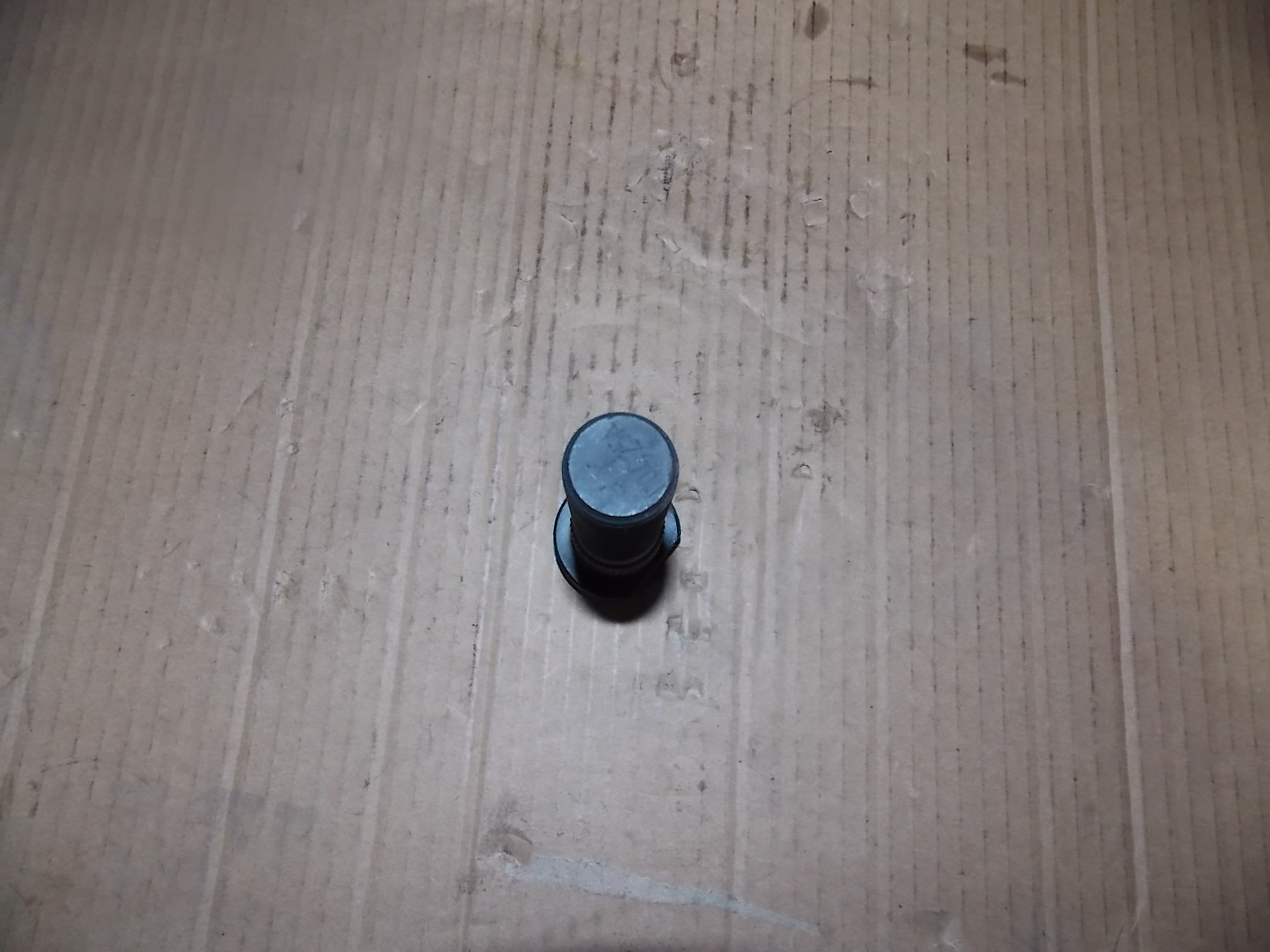Front wheel bolts-2