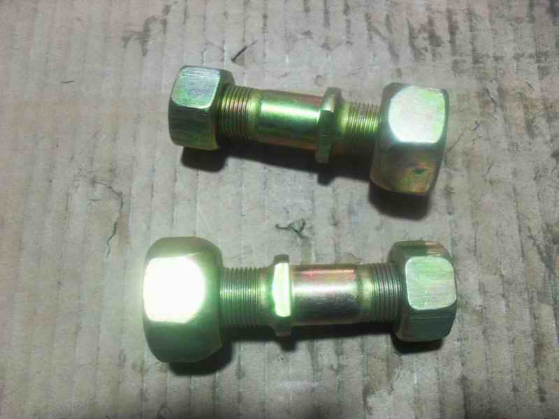 Колесные болты и гайки в сборе слева