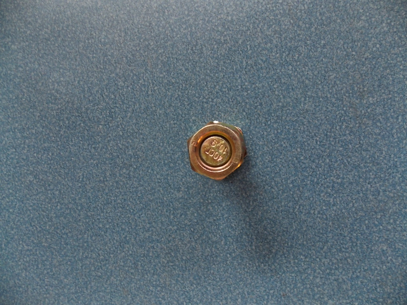 Гайка болта переднего колеса — правая-2