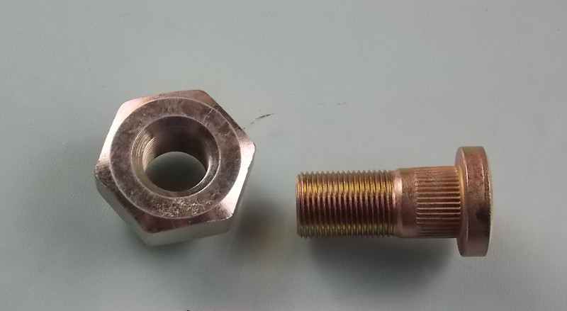 Wheel bolt nut-right rotating