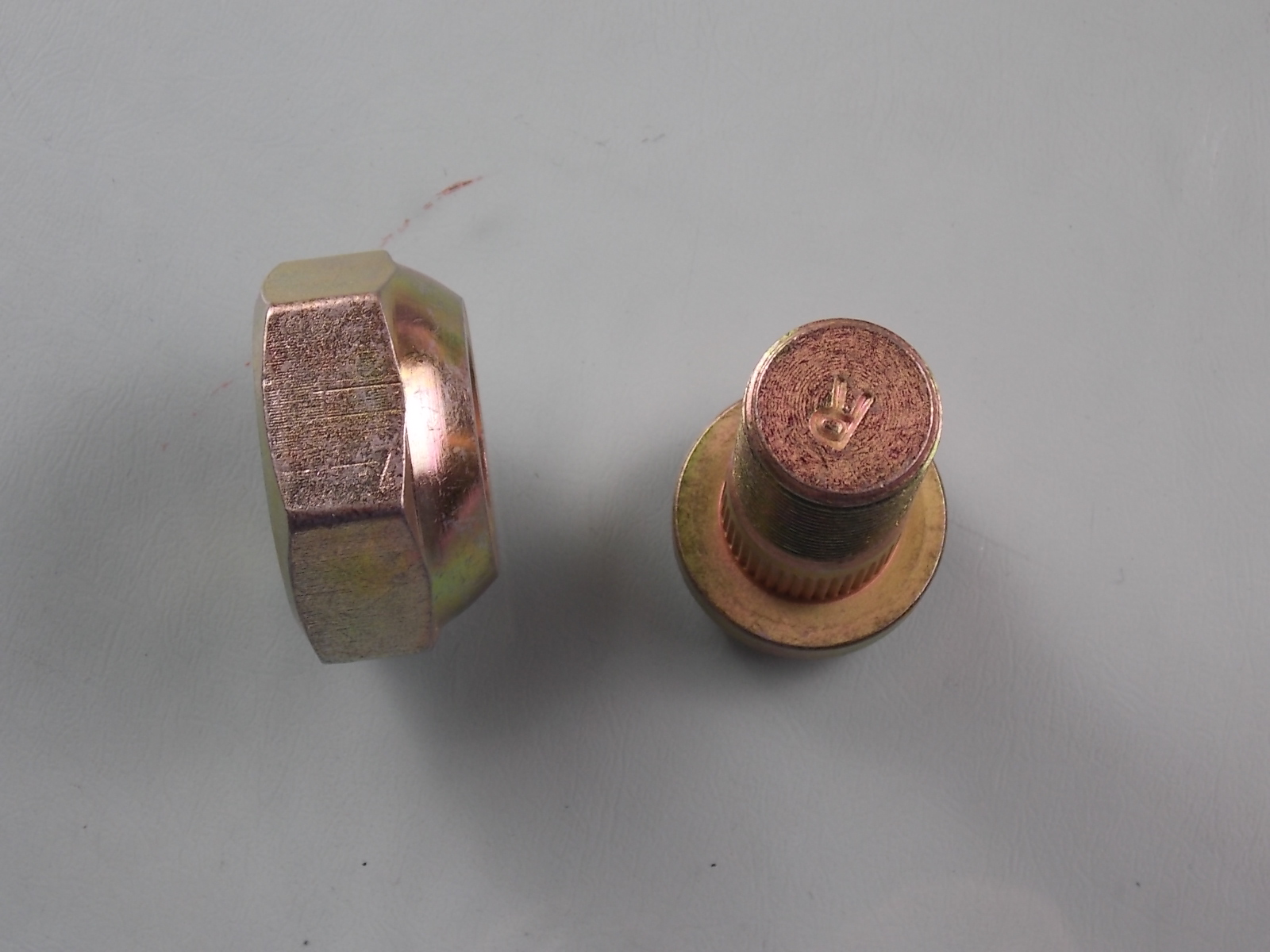 Wheel bolt nut-right rotating-1