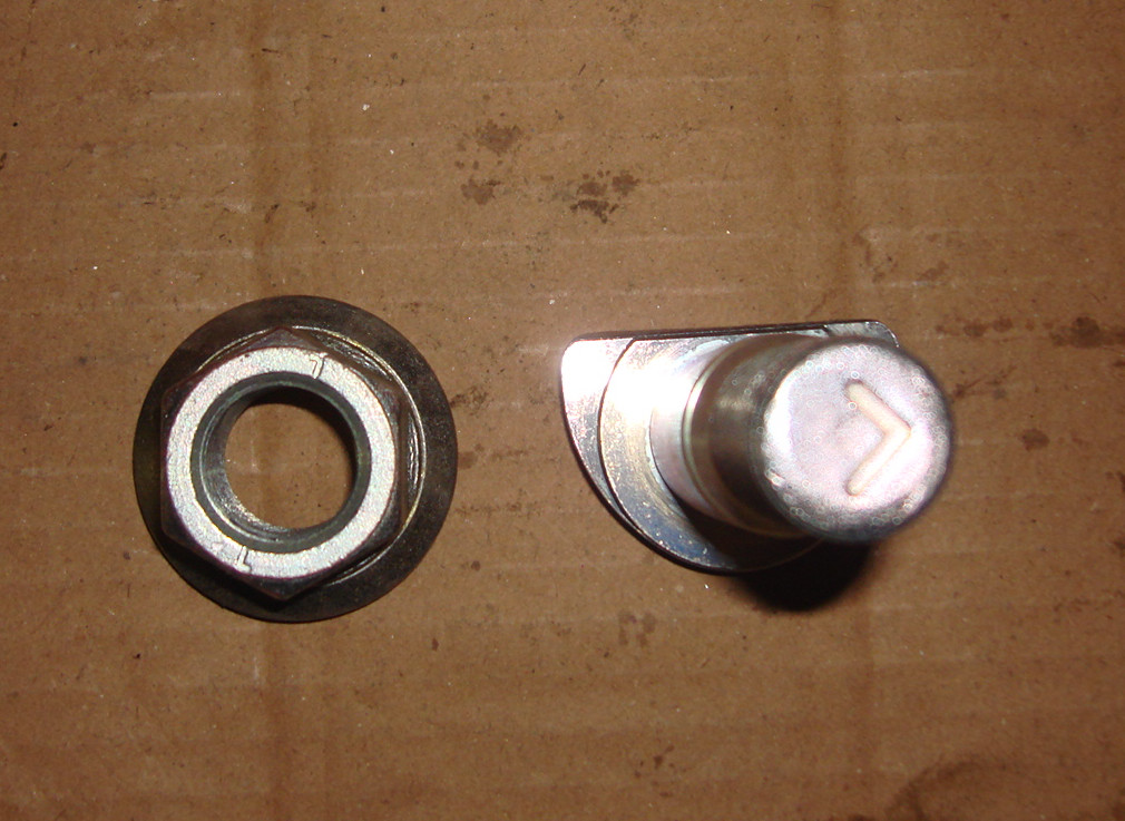 Гайка болта переднего колеса-1