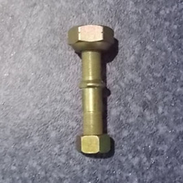 Гайка болта переднего колеса — левая