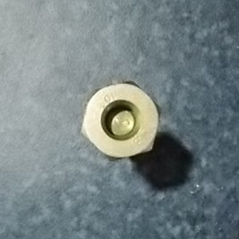 Гайка болта переднего колеса — левая-1