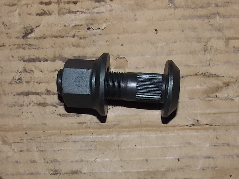 Колесные болты и гайки в сборе; включая 2 шт.-1