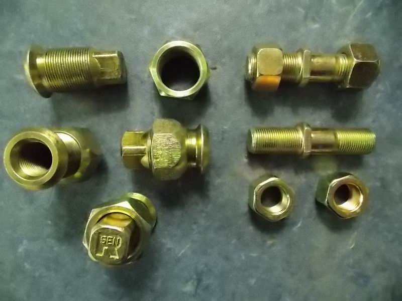 Rear hub bolt assembly-right; contains 4 pieces