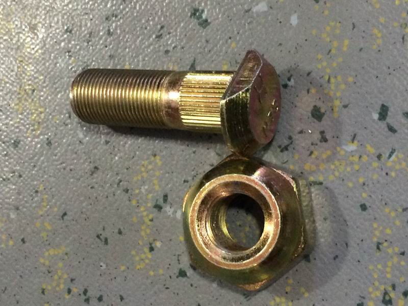 Колесные болты и гайки в сборе-правые; содержит 2 шт.