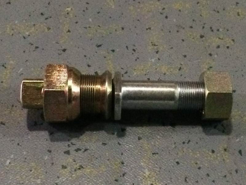 Колесные болты и гайки в сборе — слева; содержит 4 шт.