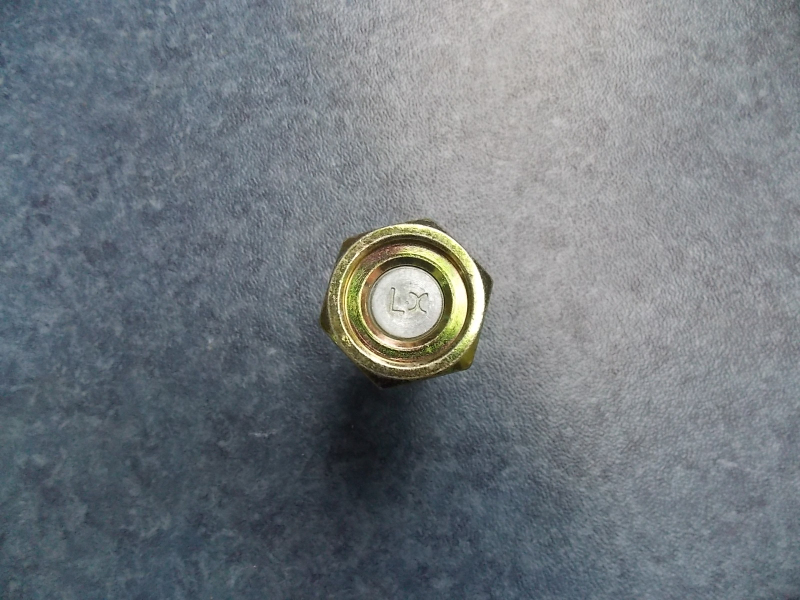 Колесные болты и гайки в сборе слева