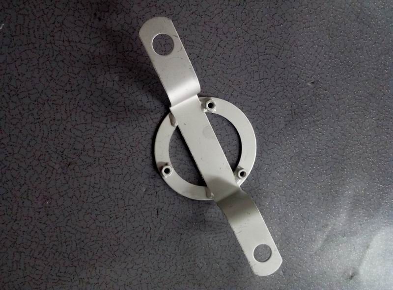 Кронштейн декоративной крышки колеса (D 30 )-1