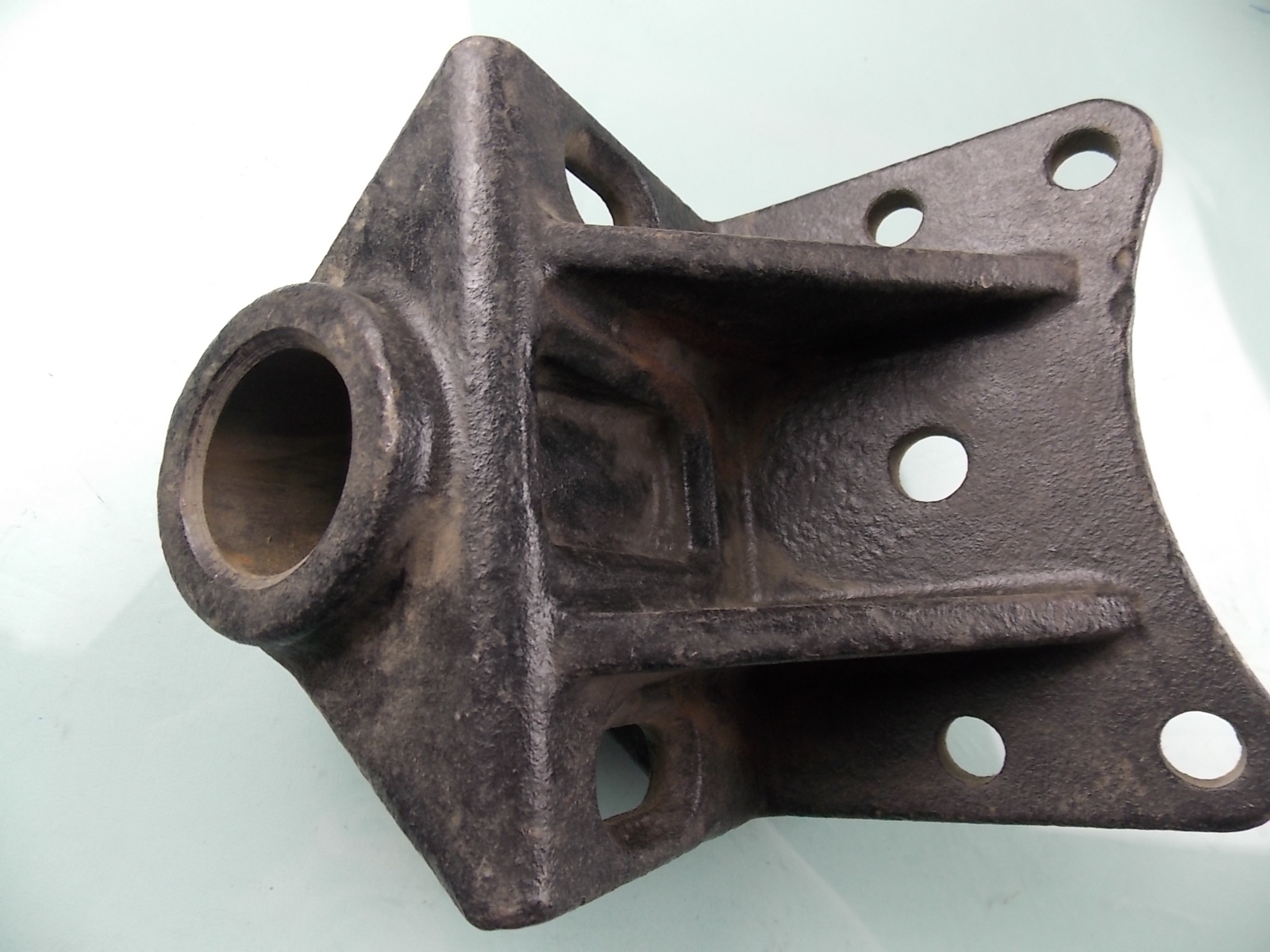 Middle rocker arm bracket-1