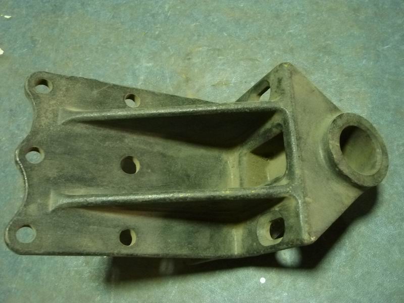 D Middle rocker arm bracket