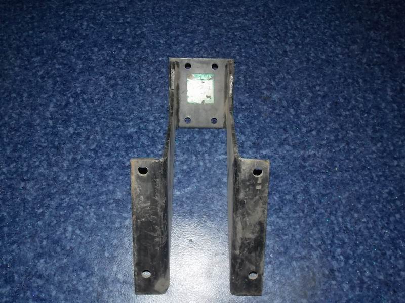 D Steering transmission bracket assembly