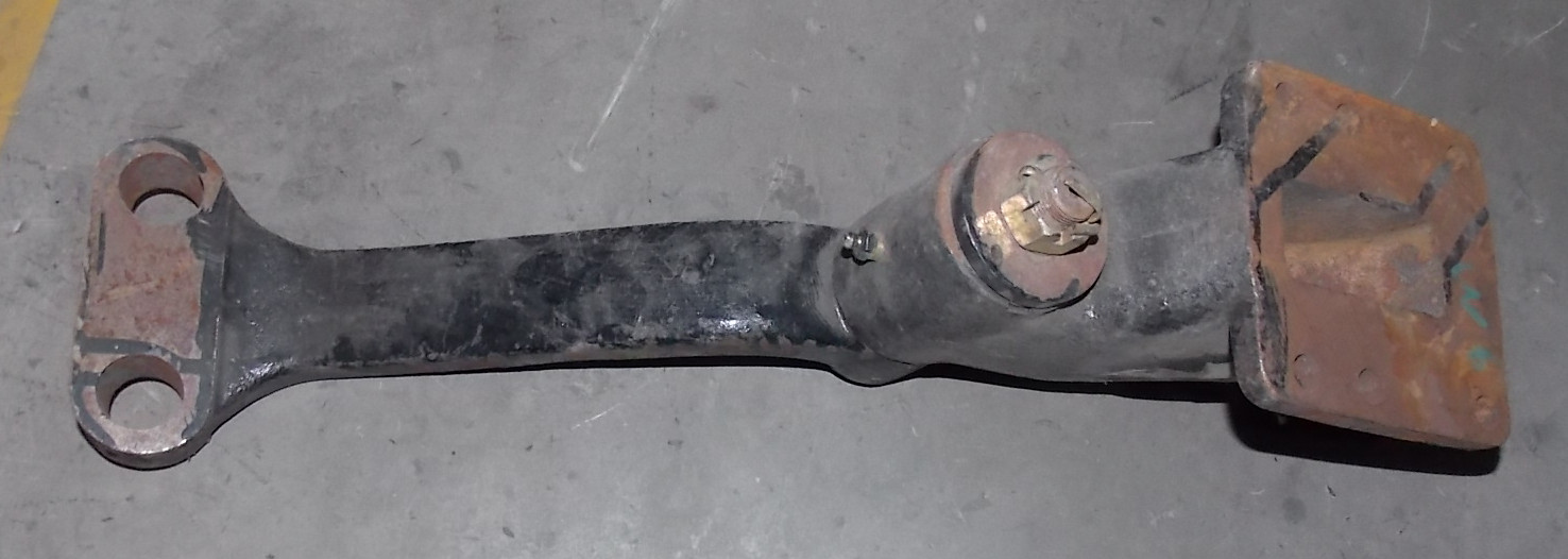 Steering middle arm and bracket assembly; D130-2