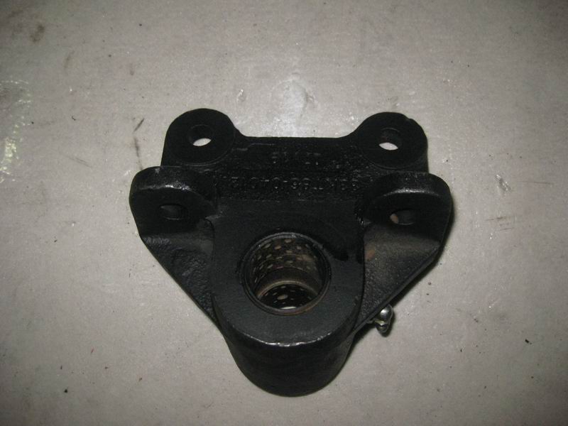 Кронштейн среднего коромысла в сборе (со втулкой)