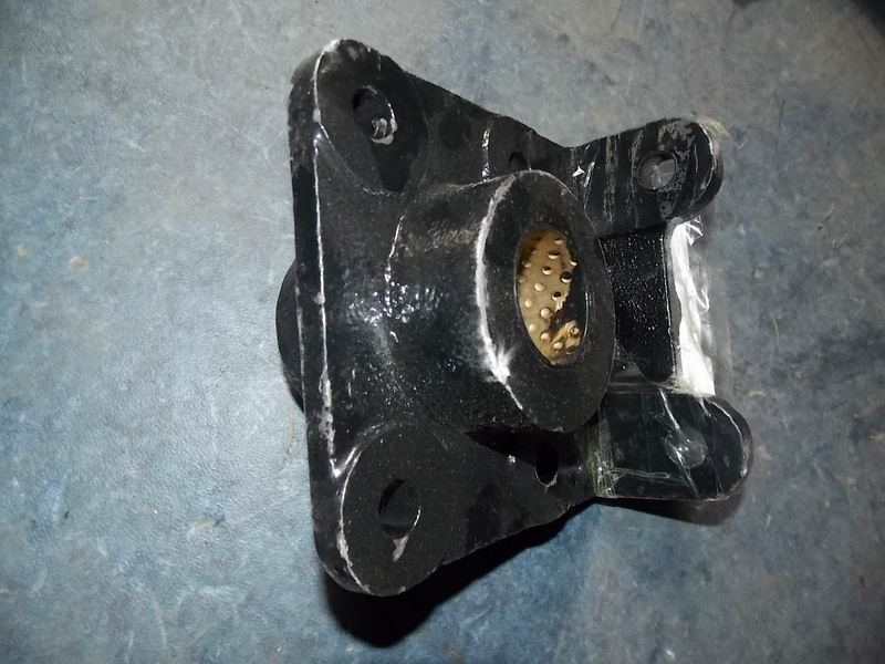 Кронштейн среднего коромысла в сборе