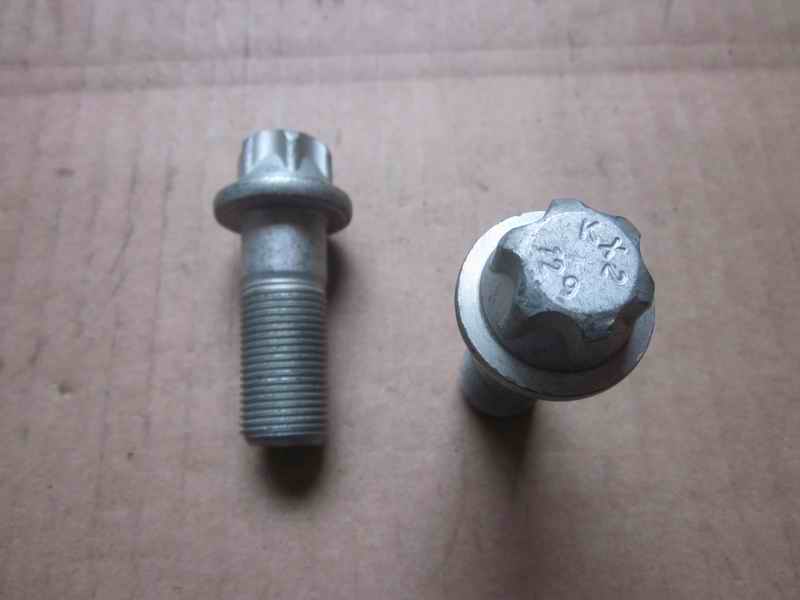 D Затяните болты кронштейна тормозного суппорта.