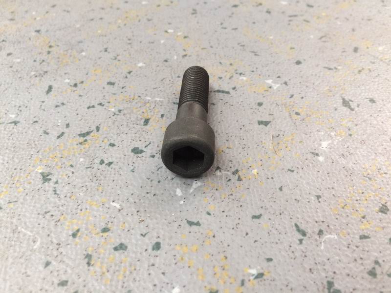 Затяните болты тормозного диска (M 12 *1,5* 45 ; Уровень 10 .9/Внутренняя шестерка)